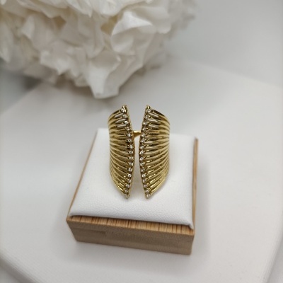 Anel dourado com pedras brilhantes numa caixa de madeira