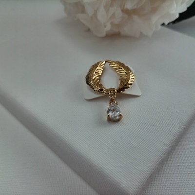 Brinco dourado com pedra transparente em caixa branca