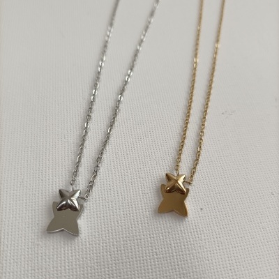 Colares prateado e dourado com pendentes de borboleta de design duplo sobre fundo branco texturizado