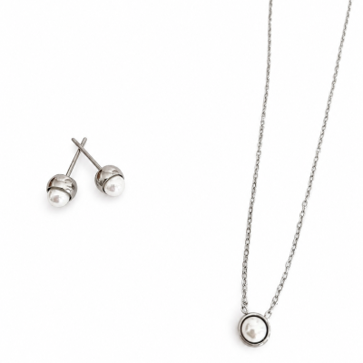 Conjunto de colar e brincos com pérolas em fundo branco