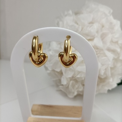 Brincos dourados em forma de argola com coração