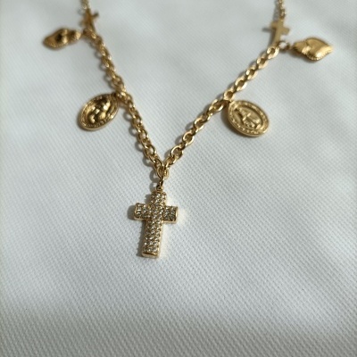 Colar dourado com cruz e pendentes em fundo branco