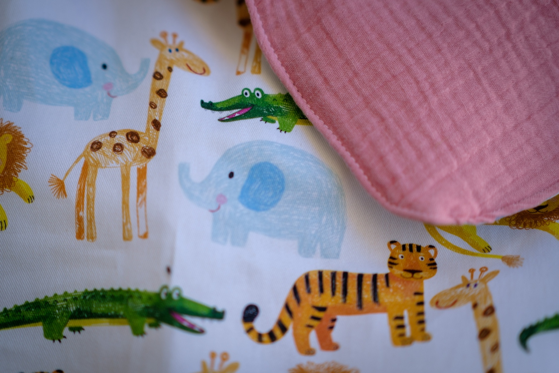Forra OVO Jungle Tecido branco com padrão de animais e tecido rosa texturizado