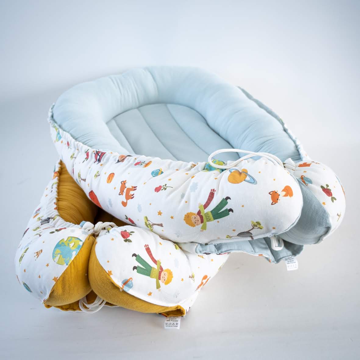 Ninho Principezinho ninho para bebé estampado com figuras coloridas e interior azul claro