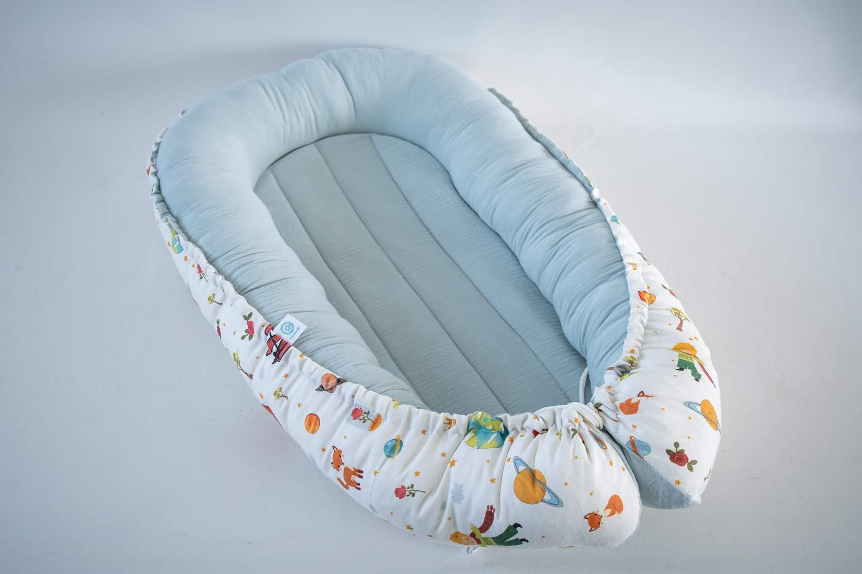 Ninho Principezinho Ninho de bebé cinzento com padrão colorido de frutas e animais