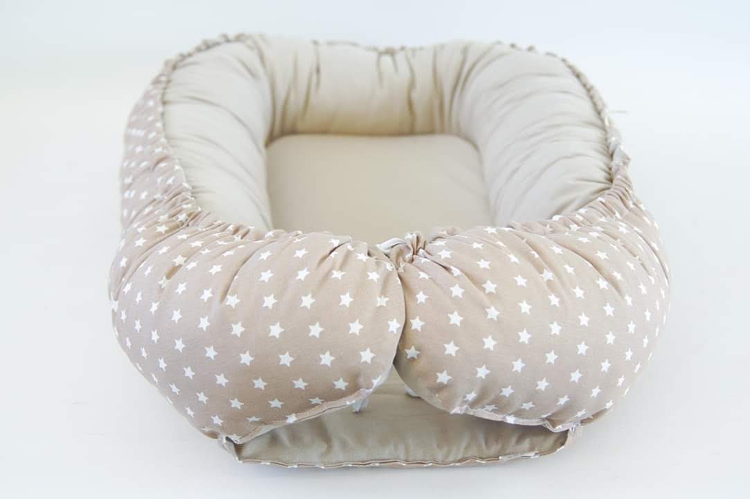 Ninho liso com padrão Cama para bebé ou animal de estimação bege com estrelas brancas e interior creme acolchoado