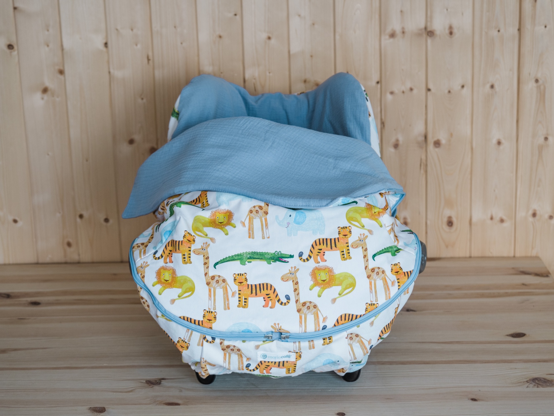 Forra OVO Jungle Capa para cadeira de bebé com padrão de animais selvagens e interior azul