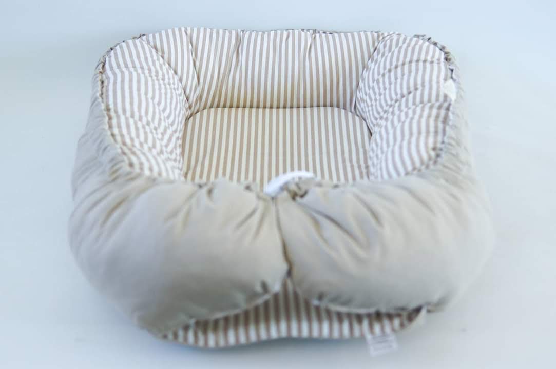 Ninho liso com padrão Cama para animais almofadada com padrão de riscas bege e branco