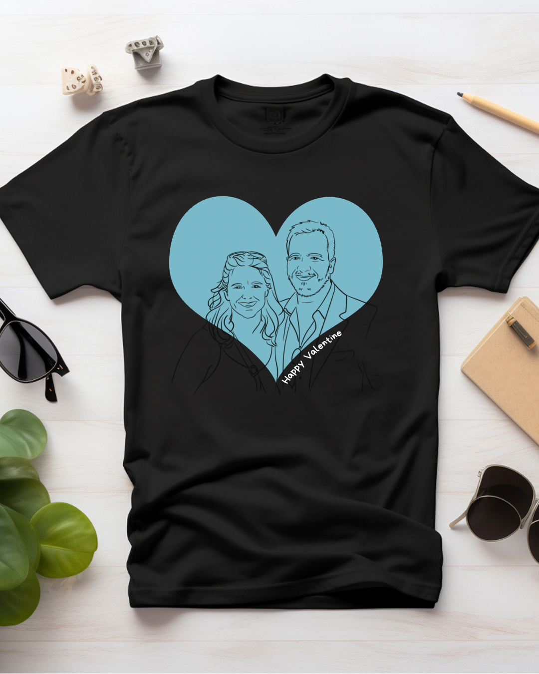 T-shirt Valentine T-shirt preta com ilustração de casal dentro de coração azul e texto Happy Valentine