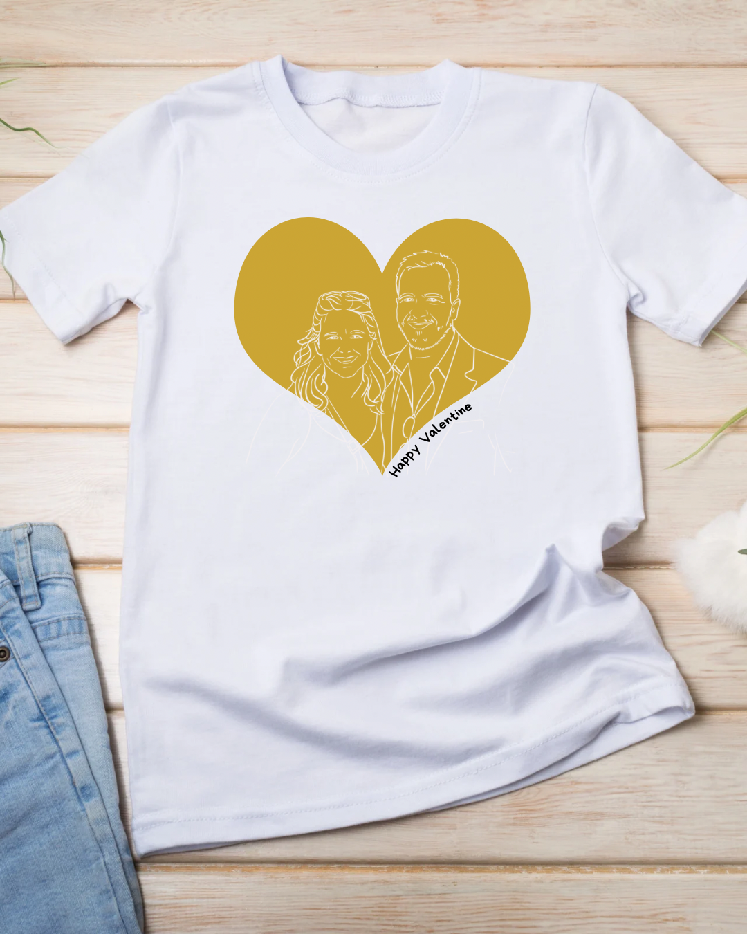T-shirt Valentine T-shirt branca com estampa de coração dourado e desenho de casal com texto 'Happy Valentine'