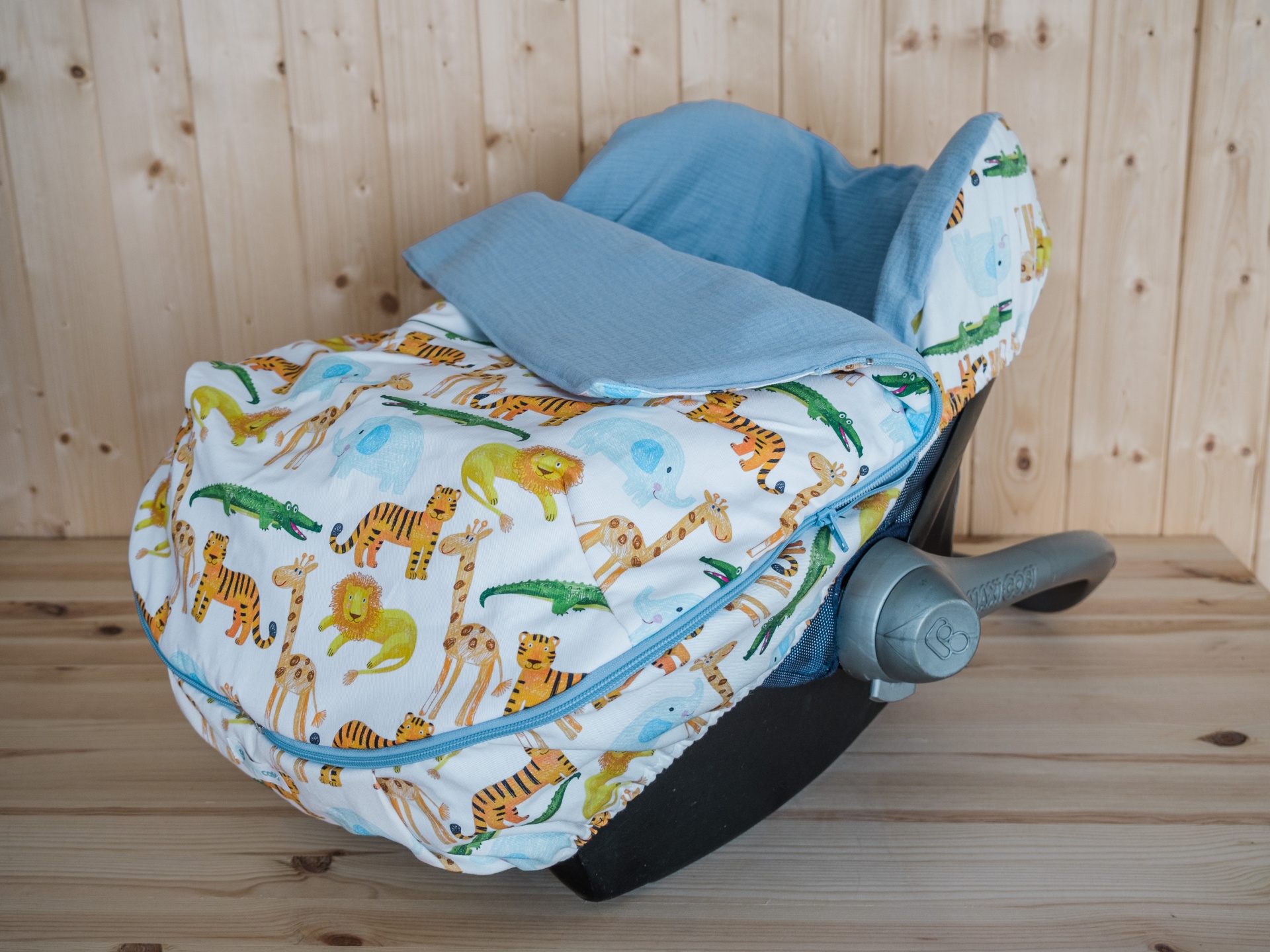 Forra OVO Jungle Capa para ovo de bebê com padrão de animais selvagens coloridos.