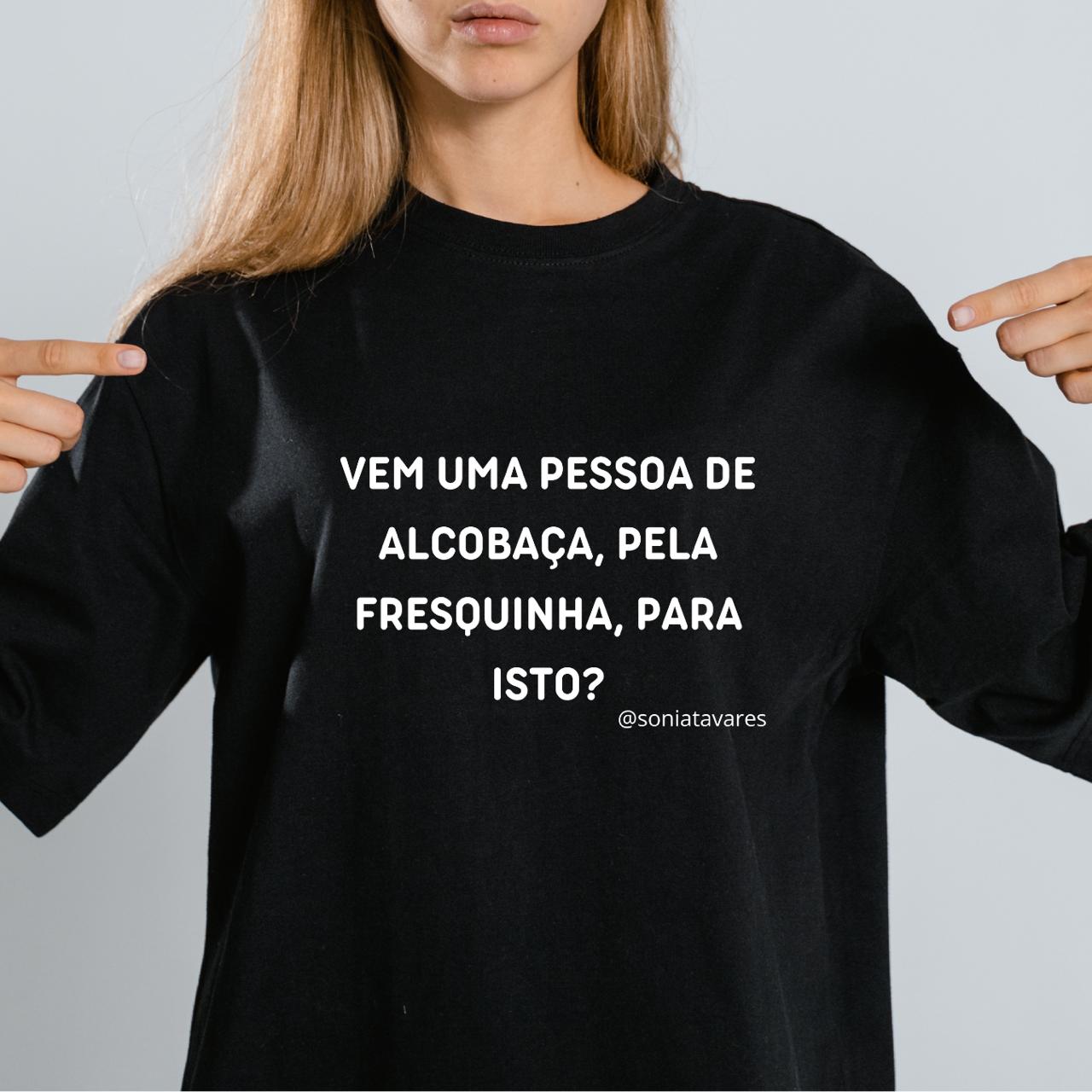 T-shirt Croquetes Camisola preta com texto branco e assinatura, vestida por pessoa de cabelo louro