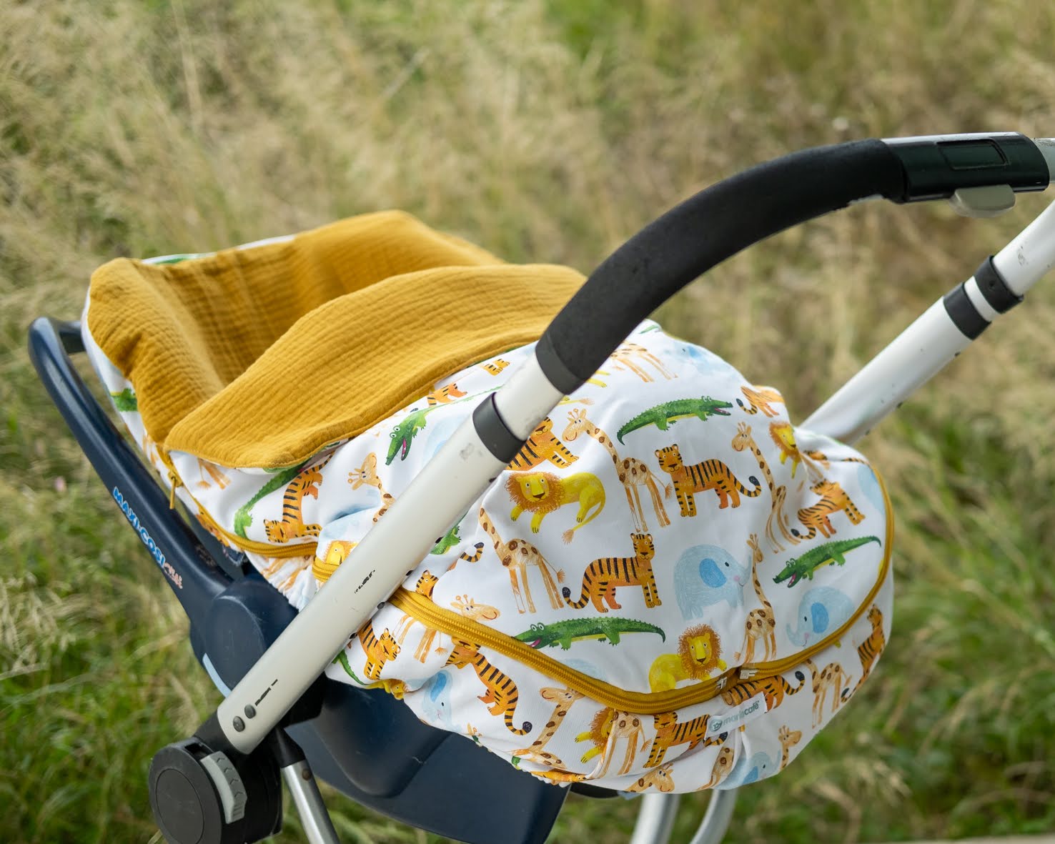 Forra OVO Jungle Carrinho de bebé com capa estampada de animais selvagens e manta amarela