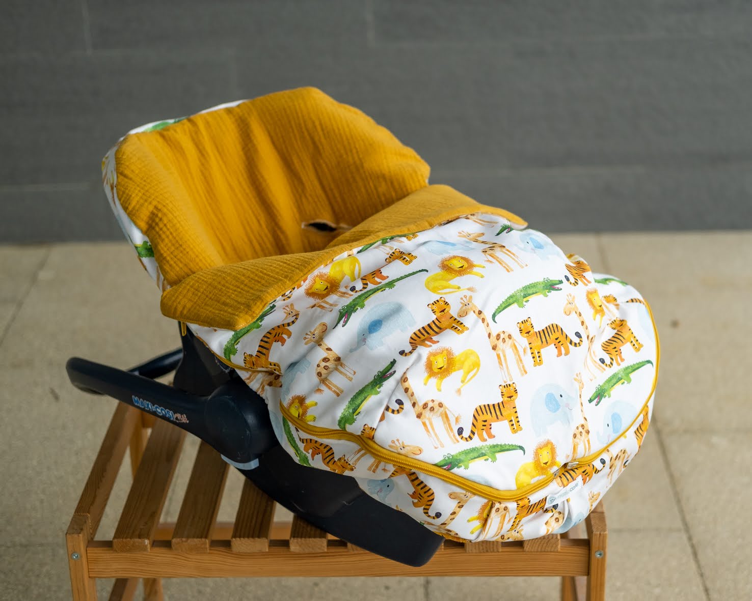 Forra OVO Jungle Cadeira de bebé com capa protetora com padrão de animais e interior amarelo