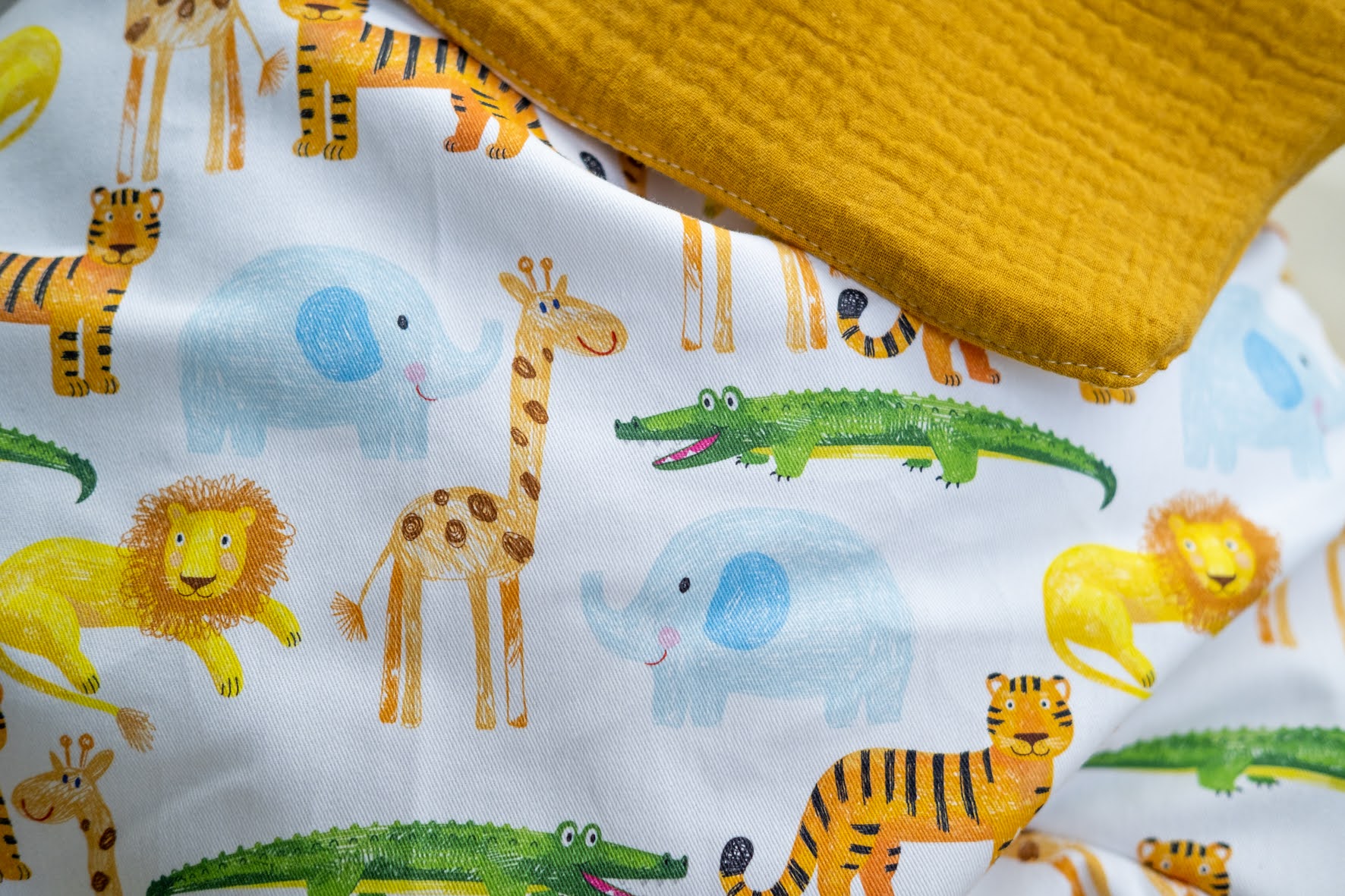 Forra OVO Jungle tecido branco com padrão de animais coloridos e tecido amarelo texturizado