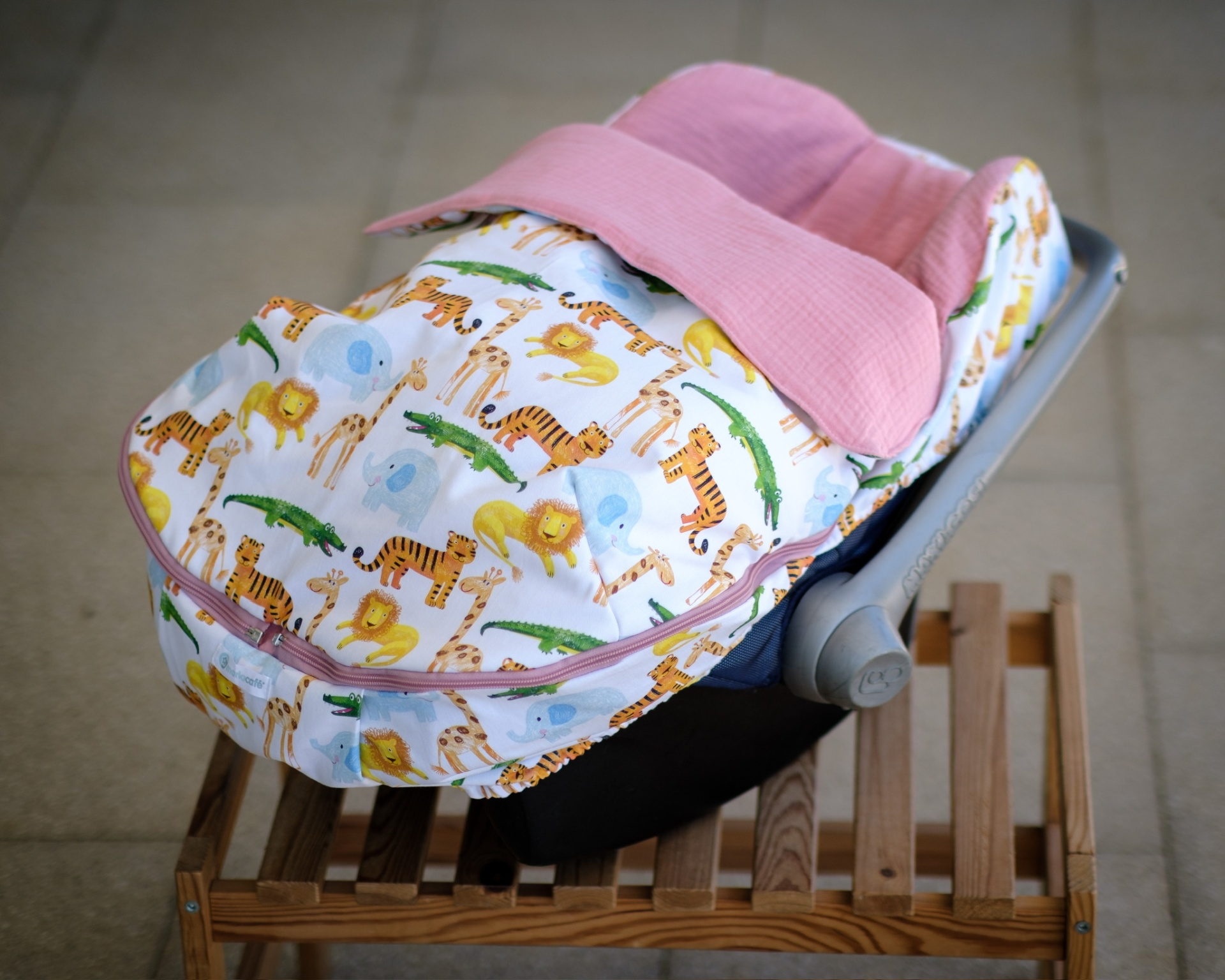 Forra OVO Jungle Capa para ovo de bebé com padrão de animais coloridos e interior rosa