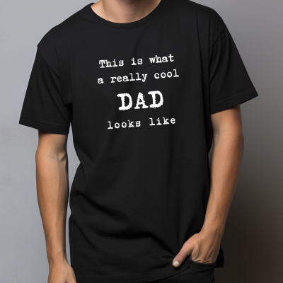 T-shirt preta com texto branco 'This is what a really cool DAD looks like'