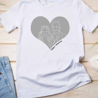 T-shirt branca com estampa de coração cinza e retratos lineares com texto Happy Valentine