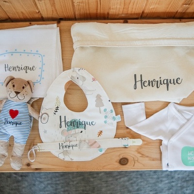 Conjunto personalizado para bebé com nome Henrique em vários itens de tecido e peluche