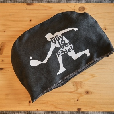 Touca preta com estampa branca de jogador de padel e texto