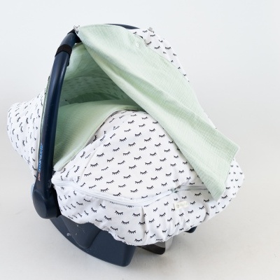 cadeira de bebé para automóvel com capa protetora branca e verde