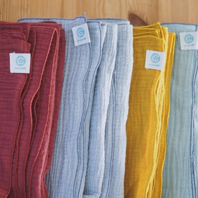 tecidos coloridos de algodão com textura canelada e etiquetas brancas