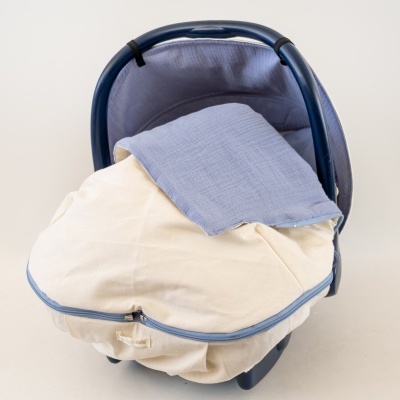 cadeira de bebé para automóvel azul e bege com tecido macio