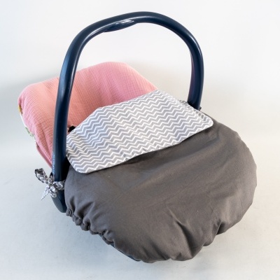 cadeira de bebé tipo alcofa com pega azul escuro e interior cor de rosa