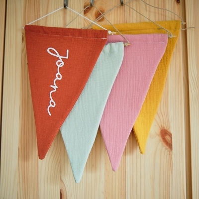 Bandeirolas de tecido coloridas penduradas em madeira