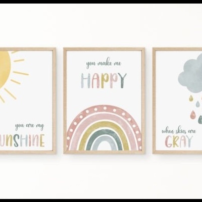 Três quadros decorativos infantis com sol, arco-íris e nuvem com gotas de chuva.