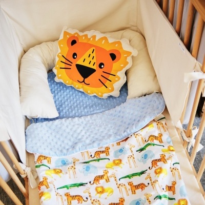 Carrinho de bebé com almofada de leão e manta estampada com animais
