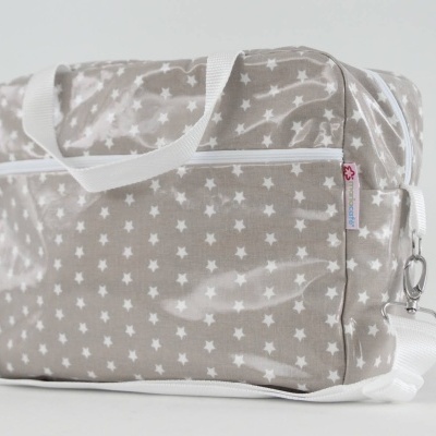 Mala cinza com estrelas brancas e alças brancas