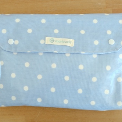 Bolsa azul claro com bolinhas brancas e etiqueta mariacafé