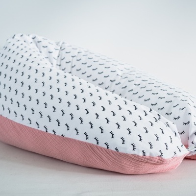 Almofada de amamentação branca com pestanas pretas e base rosa