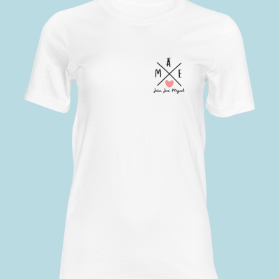 T-shirt branca com desenho e texto no peito em fundo azul claro