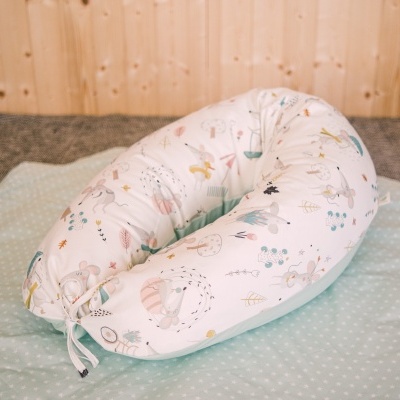 Travesseiro anatómico para bebé com estampado de animais