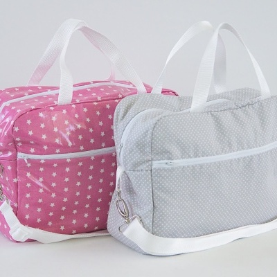 dois sacos em tecido, um rosa com estrelas brancas e outro cinza com pontos brancos
