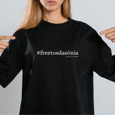 Camisola preta com texto branco '#freetosdasónia' e 'PHIBERALPT 2023'