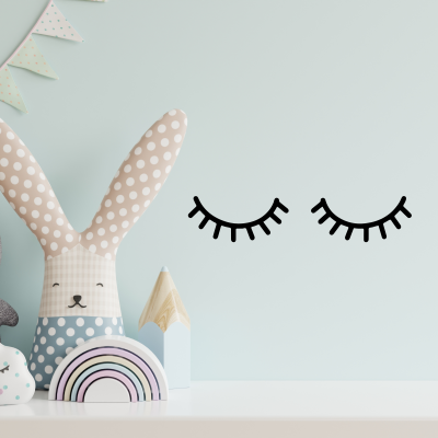 Cenário infantil com coelho de tecido, arco-íris de madeira e decoração de olhos fechados na parede