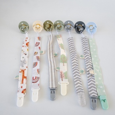 Sete prendemucas para bebés com clips e padrões coloridos variados