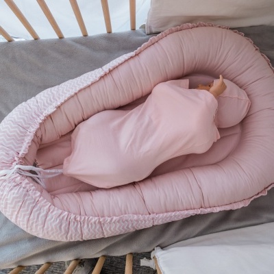 Cama de bebé com almofada e saco de dormir rosa