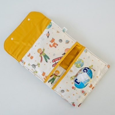 Carteira ou porta-documentos em tecido com padrão infantil e interior amarelo