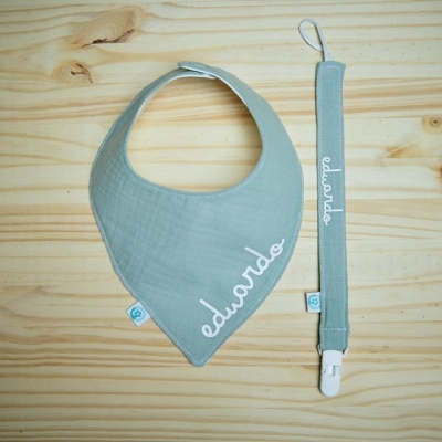 Babete e porta-chupeta cinzas com nome bordado