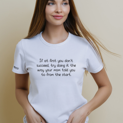 Mulher com t-shirt branca estampada em texto preto