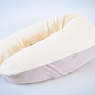 Travesseiro de amamentação bege e cinzento claro