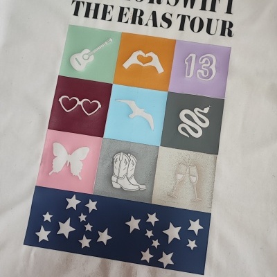 Camiseta branca com estampa colorida da turnê Taylor Swift The Eras Tour