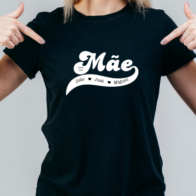 T-shirt preta com texto branco Mãe desde 2005 João José Miguel