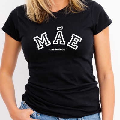 T-shirt preta para mulher com estampa MÃE desde 2005