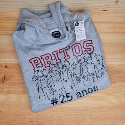 Sweatshirt cinzenta de algodão com capuz, ilustração e texto 'PRITOS #25 anos'