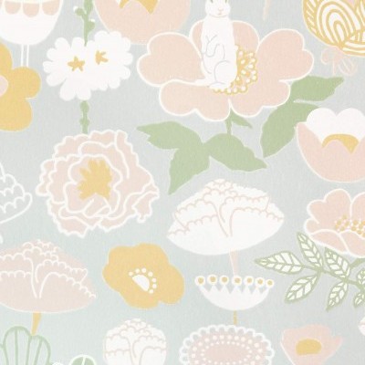 Papel de parede com padrão floral pastel e coelho branco